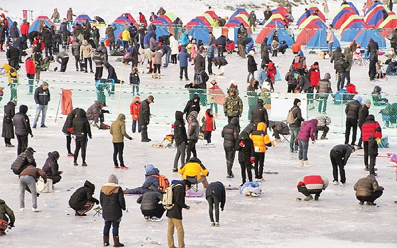 Ðông đảo người dân Hàn Quốc tham gia lễ hội. (Ảnh KTO).