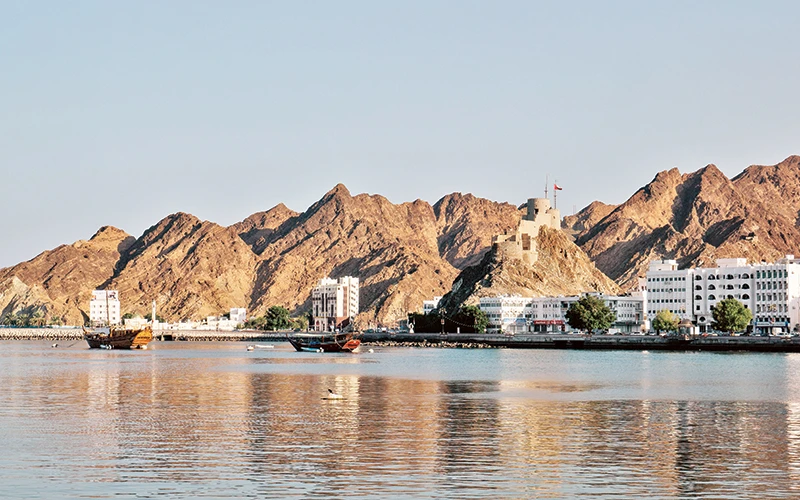 Thủ đô Muscat với những "du thuyền" đóng bằng gỗ kiểu dhow truyền thống bên bờ vịnh Oman. 