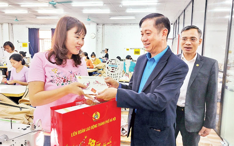 Lãnh đạo Liên đoàn Lao động thành phố Hà Nội chúc Tết, trao quà tặng công nhân Công ty TNHH may mặc T-Concepts. (Ảnh NGỌC ÁNH) 
