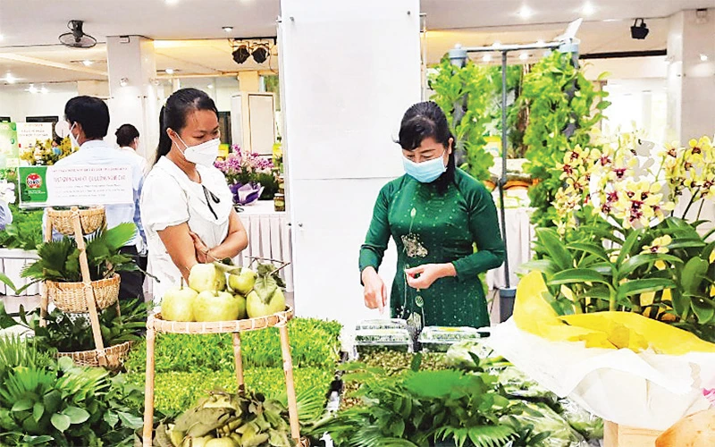 Các mô hình, sản phẩm nông nghiệp tiêu biểu của nông dân thành phố trưng bày tại Nhà Văn hóa thanh niên Thành phố Hồ Chí Minh. 