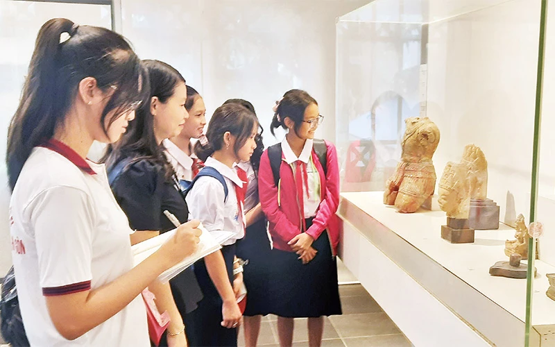 Các thí sinh tìm hiểu, ghi chép thông tin, dữ liệu thông qua các cổ vật lịch sử tại Bảo tàng Lịch sử Thành phố Hồ Chí Minh. 