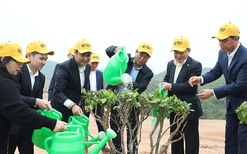 Ðại diện lãnh đạo tỉnh Phú Thọ và ông Ðỗ Quang Hiển, Chủ tịch Ủy ban Chiến lược Tập đoàn T&T Group cùng các đại biểu tham gia trồng cây tại dự án. 