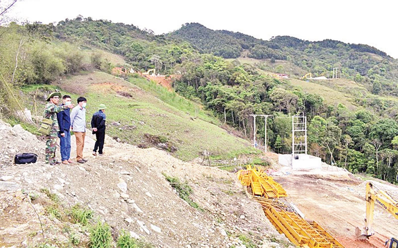 Lực lượng chức năng kiểm tra hoạt động khai thác quặng sắt tại mỏ Bản Phắng, huyện Ngân Sơn. (Ảnh ÐÌNH VĂN) 