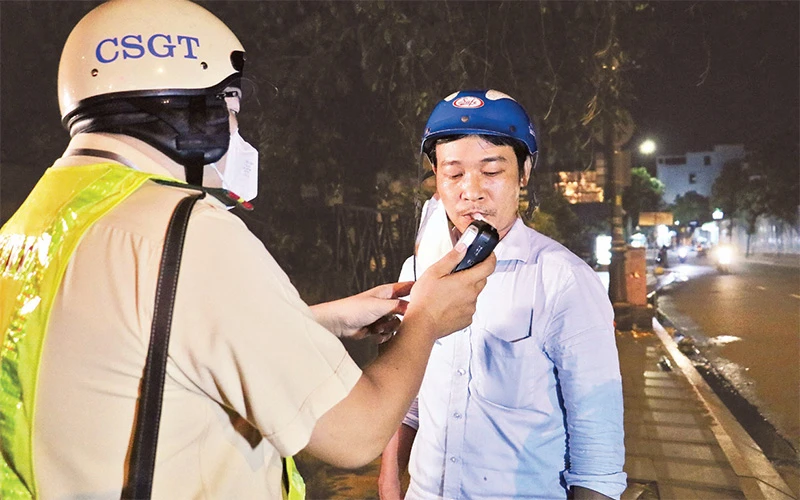 Lực lượng Cảnh sát giao thông kiểm tra nồng độ cồn một người điều khiển phương tiện có dấu hiệu sử dụng bia, rượu khi tham gia giao thông. 