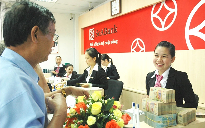 Giao dịch khách hàng tại chi nhánh Ngân hàng SeABank. 
