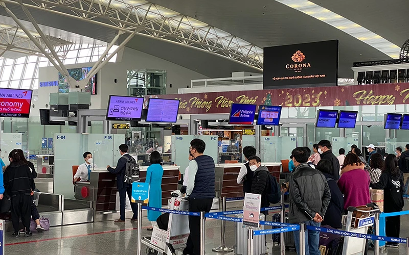 Hành khách mua vé máy bay tại Cảng hàng không quốc tế Nội Bài. 
