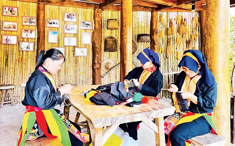 Bảo tồn và giữ gìn nét đẹp trang phục truyền thống dân tộc của người dân xã Kỳ Thượng, thành phố Hạ Long. 