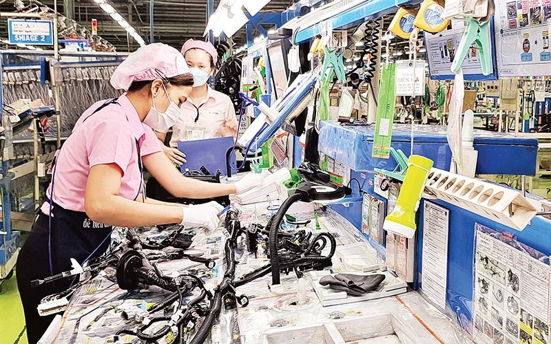 Sản xuất dây dẫn điện tại Công ty TNHH Yazaki EDS Việt Nam ở thành phố Dĩ An, tỉnh Bình Dương. 