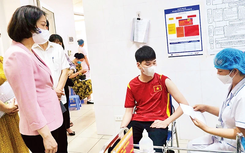 Lãnh đạo thành phố Hà Nội kiểm tra công tác tiêm chủng Covid-19 trên địa bàn quận Nam Từ Liêm. 