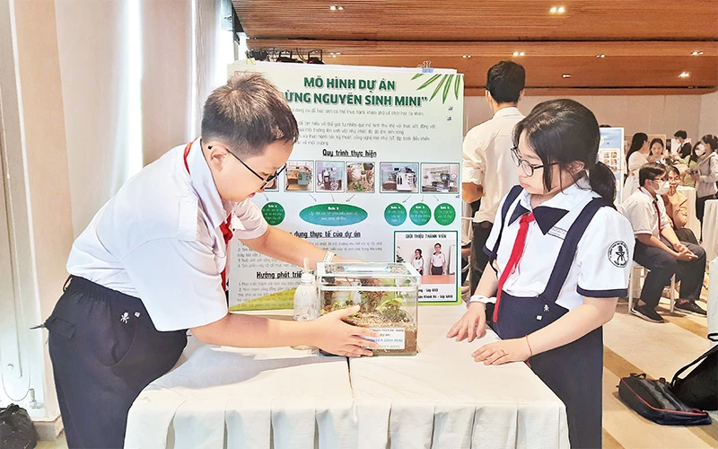 Học sinh Thành phố Hồ Chí Minh tham gia cuộc thi DigiTrans Edtech 2022 với chủ đề "Ứng dụng chuyển đổi số trong lĩnh vực giáo dục". 