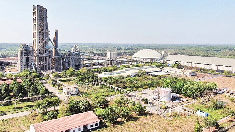 Nhờ cải thiện môi trường đầu tư, Bình Phước thu hút nhiều dự án lớn. Trong ảnh: Nhà máy xi-măng Bình Phước được đầu tư tại xã Thanh Lượng, thị xã Bình Long. 