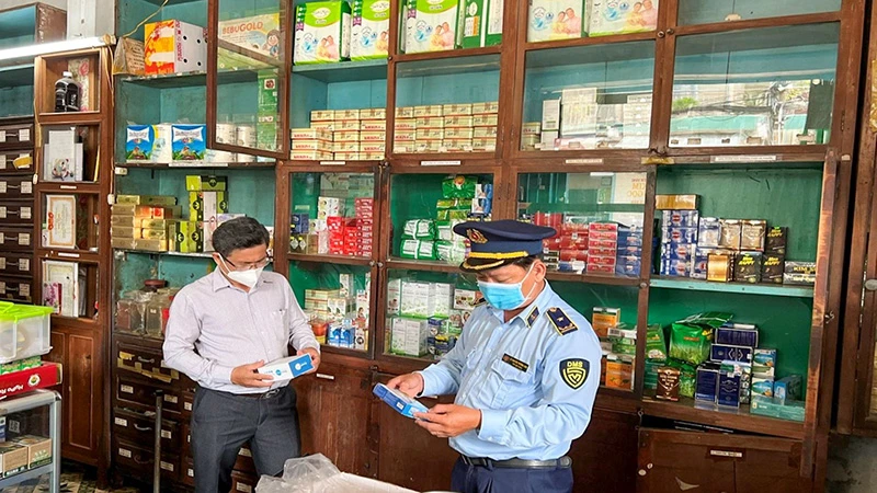 Ðội quản lý thị trường số 6 phối hợp Thanh tra Sở Y tế Tiền Giang kiểm tra các cơ sở kinh doanh thuốc đông y, thuốc tân dược trên địa bàn. 