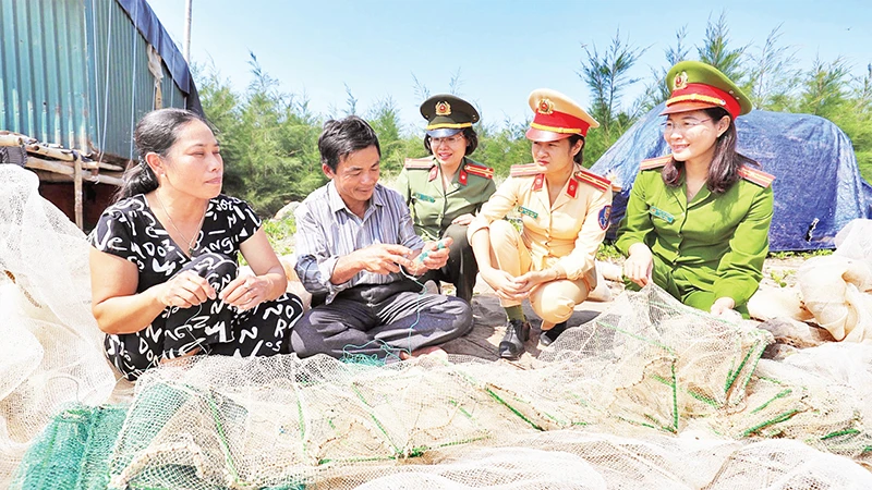 Cán bộ, chiến sĩ Công an tỉnh Ninh Bình thường xuyên xuống vùng biển tuyên truyền, phổ biến pháp luật cho ngư dân. (Ảnh Trường Huy) 