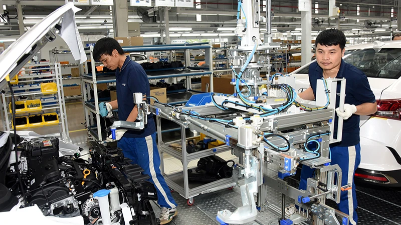 Sản xuất, lắp ráp ô-tô tại Nhà máy Hyundai Thành Công, tỉnh Ninh Bình. (Ảnh TRẦN HẢI) 