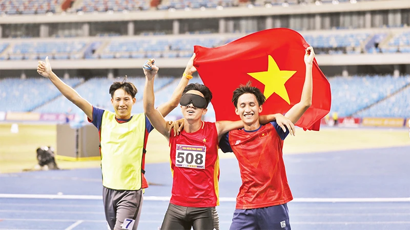 Nguyễn Ngọc Hiệp (508) giành HCV 400m hạng T11. (Ảnh THÁI DƯƠNG) 