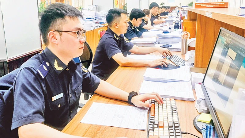 Thực hiện hải quan điện tử tại Chi cục Hải quan cửa khẩu cảng Hải Phòng khu vực 3. 