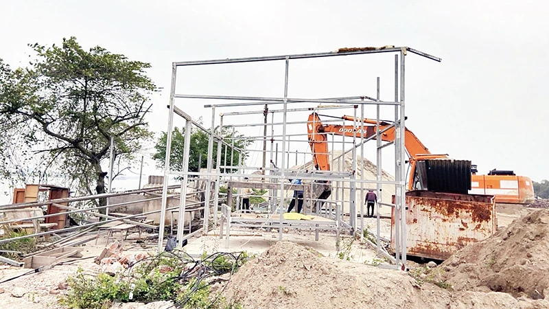 Các nhà lán xây dựng trái phép ở xã Bình Lãng, huyện Tứ Kỳ phải tháo dỡ. 