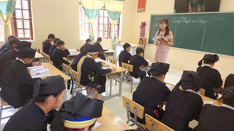 Giờ học tại Trường phổ thông dân tộc bán trú THCS Thiện Hòa, huyện Bình Gia. 