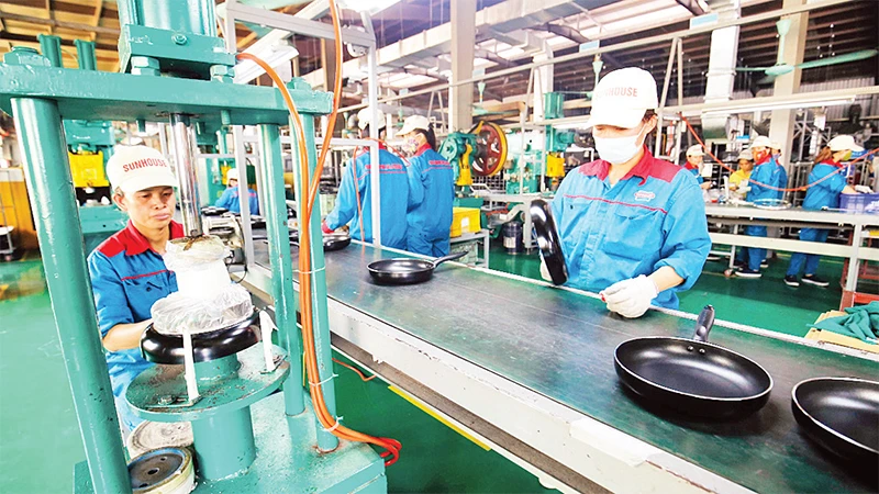 Sản xuất các sản phẩm gia dụng tại nhà máy của Tập đoàn Sunhouse, Khu công nghiệp Ngọc Liệp, huyện Quốc Oai. (Ảnh Ðăng Anh) 