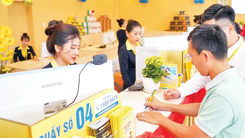 Nhân viên Ngân hàng Thương mại cổ phần Nam Á hỗ trợ khách hàng vay vốn tín dụng. 