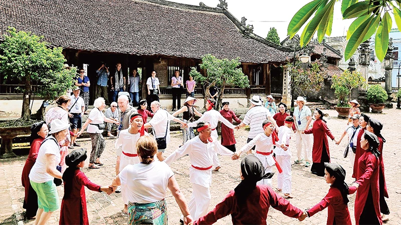 Khách du lịch dự sinh hoạt văn hóa cộng đồng tại Phú Thọ. (Ảnh Mai Anh) 