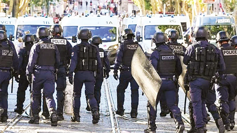 Pháp tăng cường lực lượng cảnh sát trên đường phố nhằm bảo đảm an ninh. 