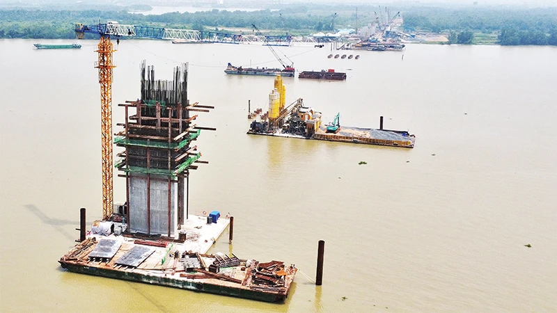 Cầu Nhơn Trạch kết nối Ðồng Nai và Thành phố Hồ Chí Minh đang được xây dựng. 