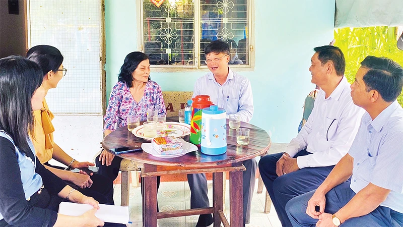 Lãnh đạo Thành ủy Tây Ninh đến thăm, lắng nghe tâm tư, suy nghĩ, kinh nghiệm từ những đảng viên lão thành để tập trung "tự soi, tự sửa". 