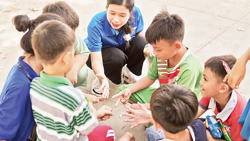 Ðoàn viên thanh niên thành phố Cần Thơ tổ chức trò chơi dân gian cho học sinh dịp hè.