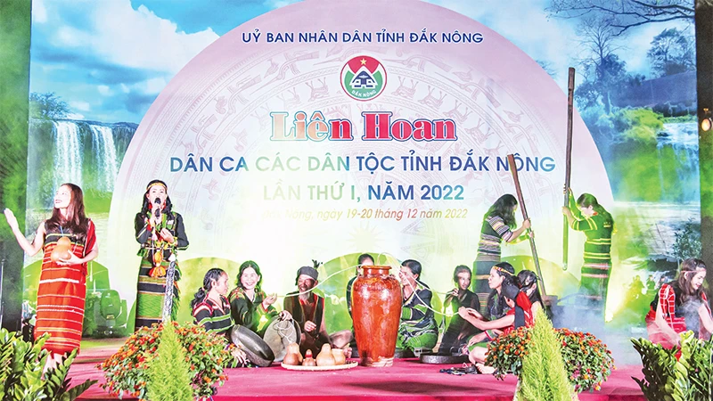 Tiết mục "Ðón khách" của đồng bào dân tộc M’nông được biểu diễn tại Liên hoan Dân ca các dân tộc tỉnh Ðắk Nông. 