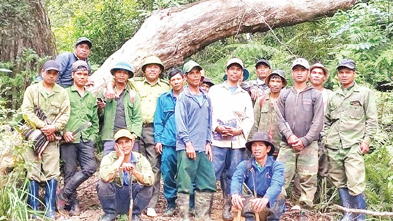 Cán bộ kiểm lâm Hạt Kiểm lâm huyện Mang Yang cùng người dân làng Ðê Kôn, xã Hra tham gia bảo vệ rừng. 