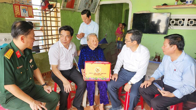 Lãnh đạo Tỉnh ủy Quảng Nam thăm, tặng quà bà Nguyễn Thị Thanh là vợ liệt sĩ, trú tại xã Bình Nam, huyện Thăng Bình. 