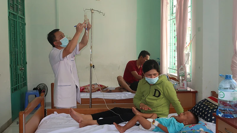 Chăm sóc bệnh nhân mắc tay chân miệng tại Bệnh viện Bệnh nhiệt đới tỉnh Khánh Hòa. 