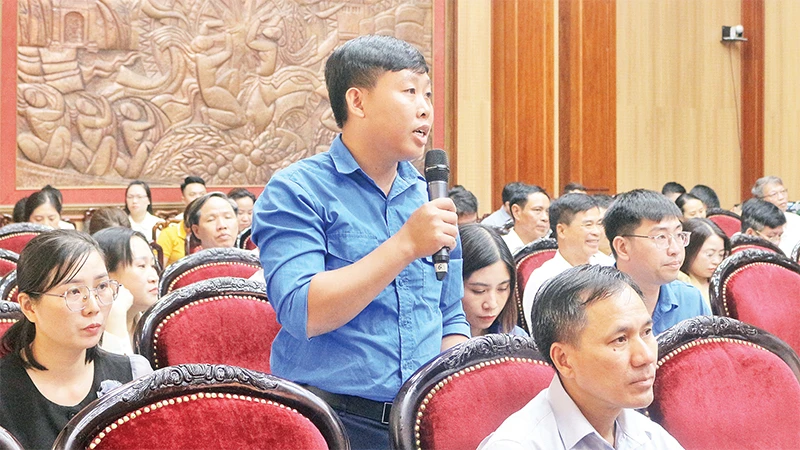 Cán bộ, đoàn viên, hội viên đặt câu hỏi tại hội nghị đối thoại với người đứng đầu cấp ủy, chính quyền tỉnh Hà Nam. 