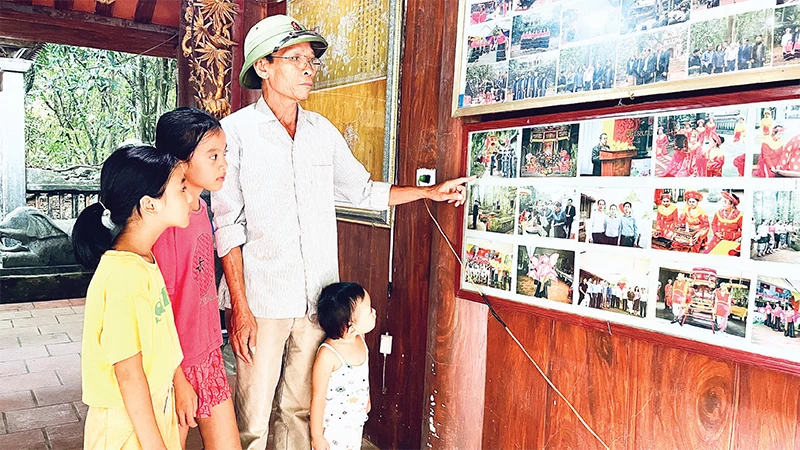 Người già thôn Thượng, xã Sơn Lai (huyện Nho Quan, Ninh Bình) kể cho lớp sau về nguồn gốc lịch sử, các hoạt động bảo tồn Ðền Thượng. 