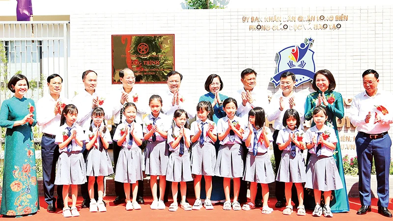 Lãnh đạo thành phố Hà Nội và quận Long Biên dự lễ khánh thành Trường tiểu học đô thị Sài Ðồng. 