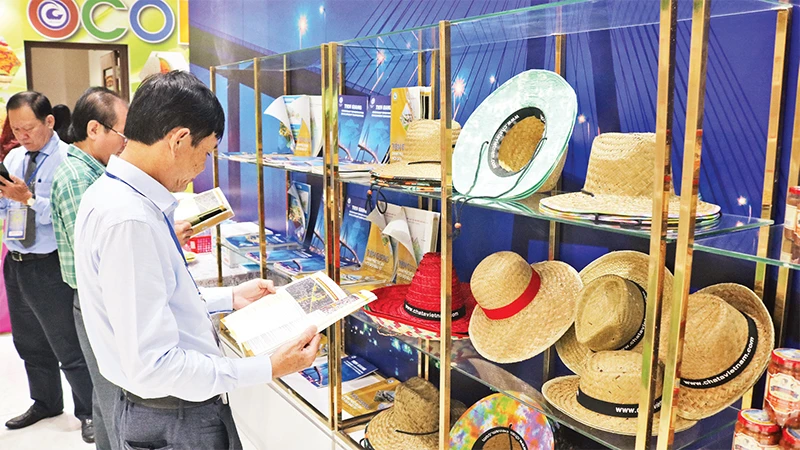 Người dân tham quan tại Tuần lễ giới thiệu các sản phẩm OCOP đặc trưng của Tiền Giang được tổ chức ở Thành phố Hồ Chí Minh. 