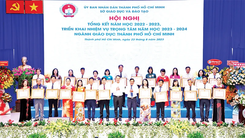 Các đơn vị giáo dục có thành tích xuất sắc trong năm học 2022-2023 nhận bằng khen của Chủ tịch Ủy ban nhân dân Thành phố Hồ Chí Minh. 
