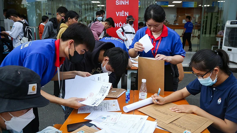 Trường đại học Công nghiệp TP Hồ Chí Minh tiếp nhận thí sinh đến làm thủ tục nhập học. (Ảnh NHẬT THỊNH). 