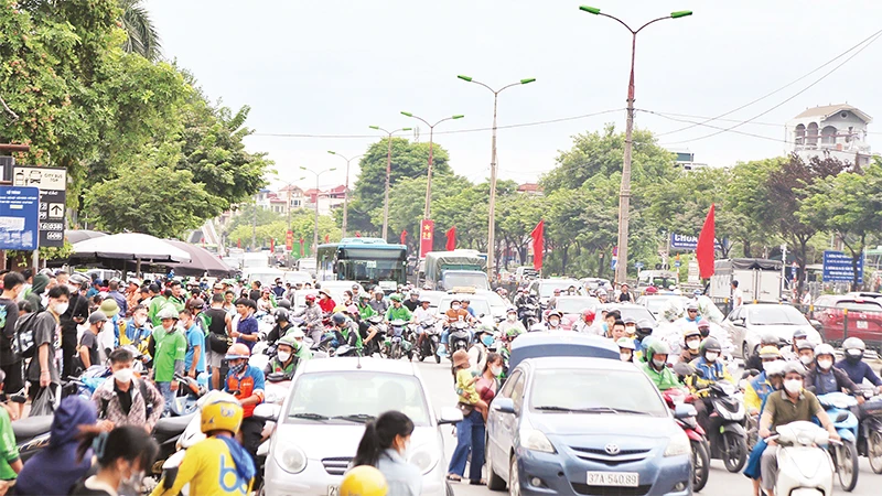 Chiều 4/9, lượng người và phương tiện đổ về Thủ đô Hà Nội rất đông. 