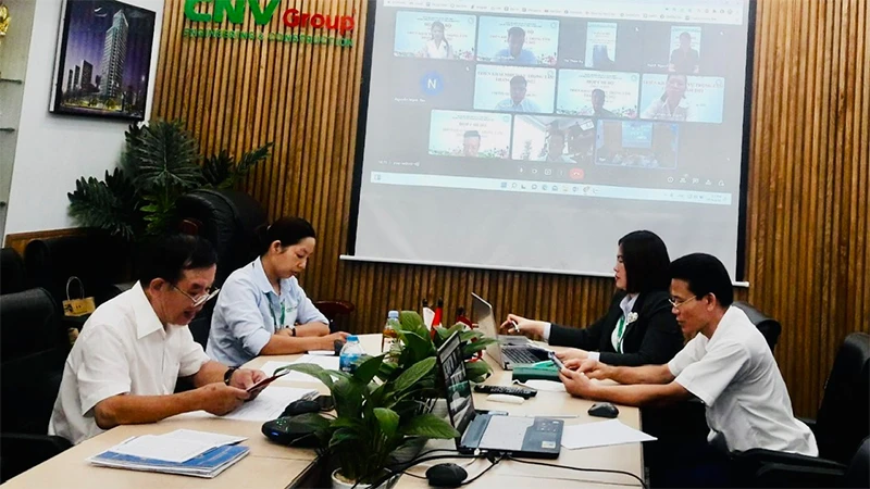 Một buổi sinh hoạt chi bộ trực tuyến của đảng viên Công ty cổ phần Tập đoàn công nghiệp Việt. 