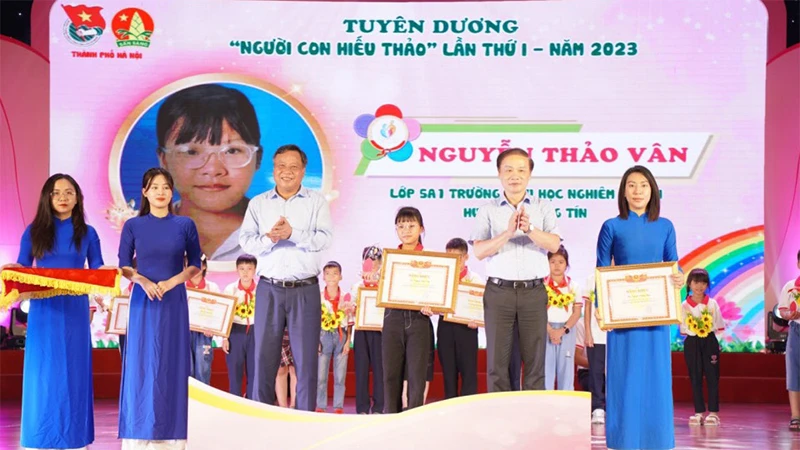 Lễ tuyên dương "Người con hiếu thảo" do Thành đoàn, Hội đồng Ðội thành phố Hà Nội tổ chức. 