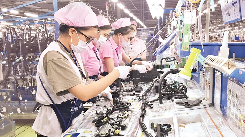 Sản xuất dây dẫn điện ô-tô tại Công ty TNHH Yazaki Eds Việt Nam ở thành phố Dĩ An. 