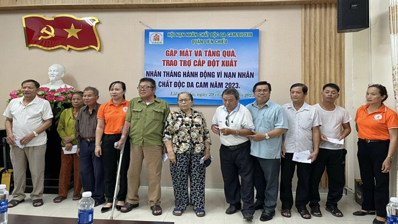 Hội Nạn nhân chất độc da cam/dioxin thành phố Ðà Nẵng gặp mặt, tặng quà hỗ trợ nạn nhân chất độc da cam. 