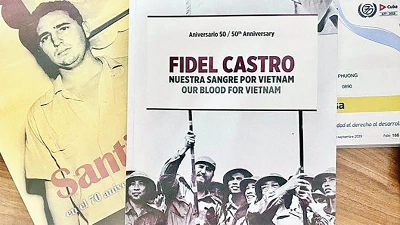 Cuốn sách "Fidel castro - Vì Việt Nam, nguyện hiến dâng cả máu!". (Ảnh TTXVN) 