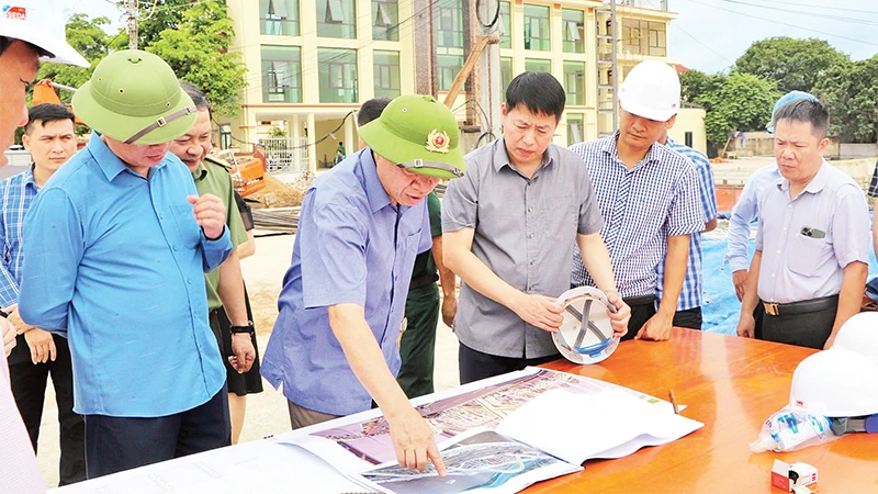 Lãnh đạo tỉnh Ðiện Biên kiểm tra tiến độ thi công cầu Thanh Bình. 