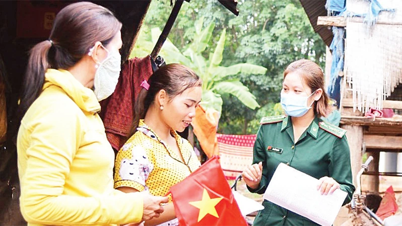 Bộ đội Biên phòng Bình Phước tuyên truyền, phổ biến pháp luật cho nhân dân trên tuyến biên giới. 