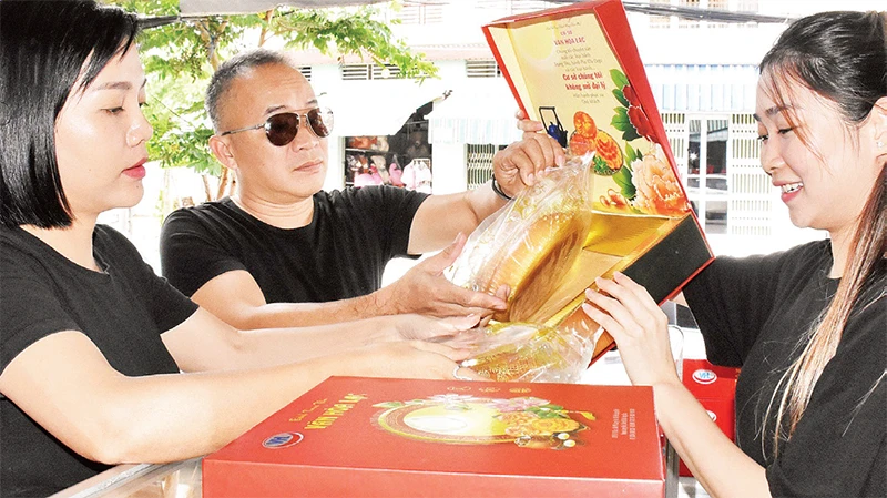 Nhiều khách hàng ở Ðồng Nai phải đi xe hơn 100 km về huyện Long Ðiền để mua bánh trung thu. 