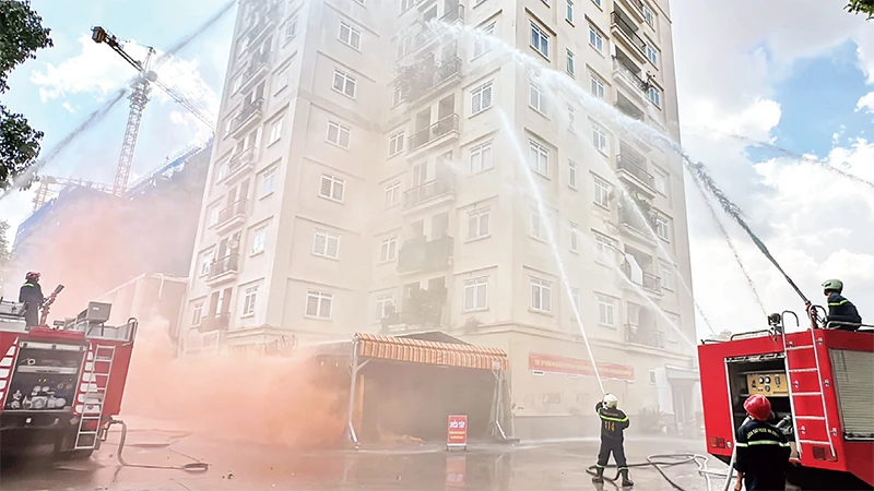 Diễn tập phương án chữa cháy tại một chung cư ở thành phố Biên Hòa. 