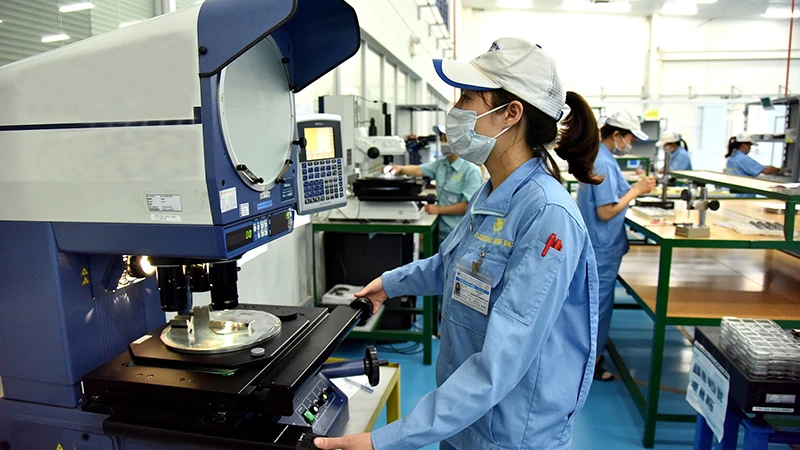 Công nhân làm việc trong xưởng sản xuất linh kiện cơ khí, Khu công nghiệp VSIP Bắc Ninh. (Ảnh NGUYỄN ÐĂNG) 